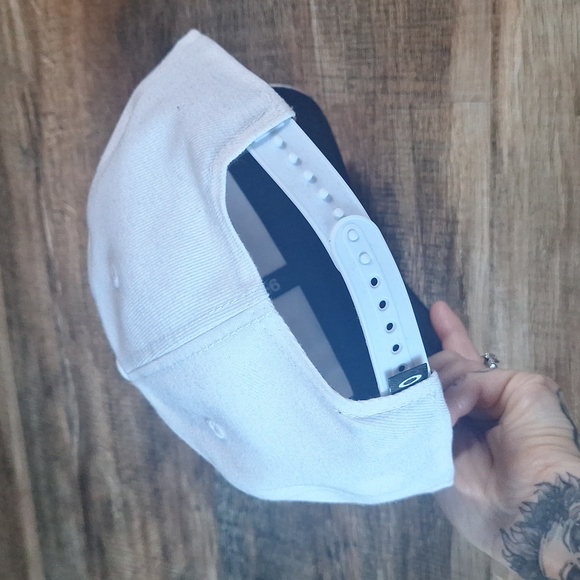 Oakley Cream&White Snapback Ball Cap - Picture 4 of 8